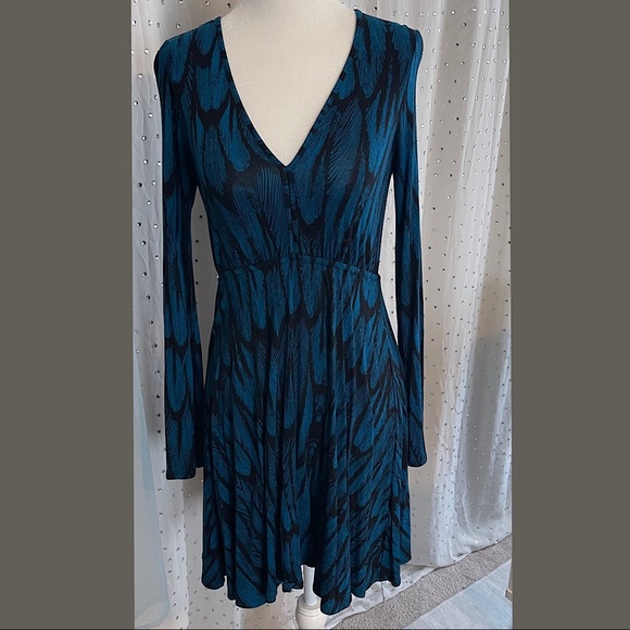 Express blue v-neck dress with feather like pattern - Picture 2 of 9
